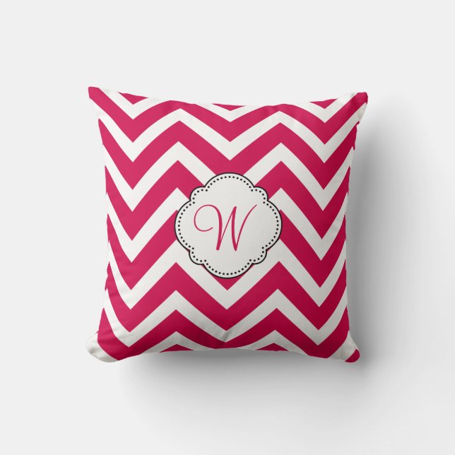 Raspberry Chevron Rand med Anpassningsbar Monogram Kudde (Framsida)