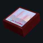 Raspberry Creme Birch Smyckeskrin<br><div class="desc">En digital målning av fågeltäckt träd,  som täcktes av snö,  där snö slocknade rosan vid sol. Lägg till din egen text. Här i norr är det vanligt att se snö täckt träd som slocknar antingen rosa eller orange vid sol hängande vid horisonten.</div>