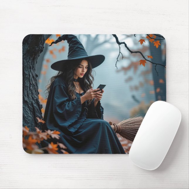 Rätt läskig Halloween-häxa som textar på en mobilt Musmatta (Med mus)