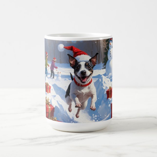 Råttterrier springer i snö med julhatt kaffemugg (Center)