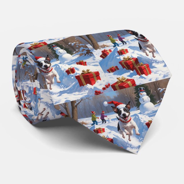 Råttterrier springer i snö med julhatt slips (Rullad)