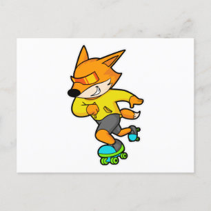 Räv som skateboardåkare med rullskridskor vykort