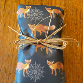 rävar med gigantiskt snöflingor på mörk blått presentpapper