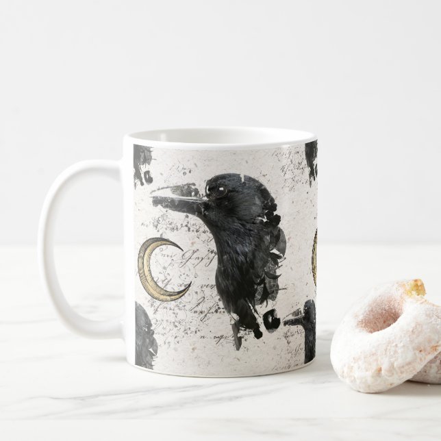 Raven Alchemy Collage Kaffemugg (Med munk)