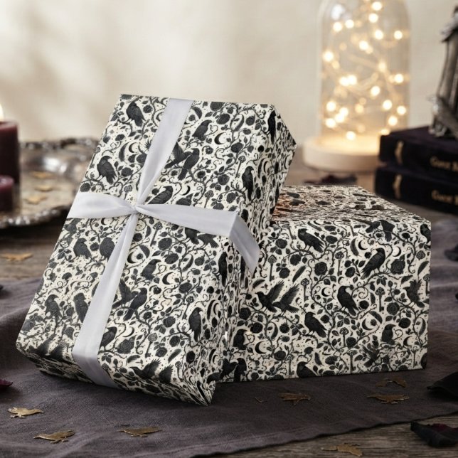 Raven Gotisk Botanisk Illustration Presentpapper (Raven wrapping paper for alternative style fans at a gothic birthday party.)