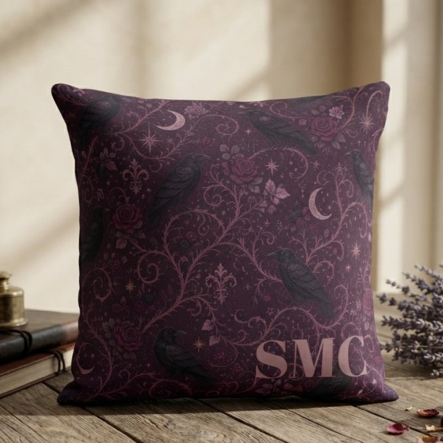 Raven Gotisk Dämpad Plommon Kudde (Plum raven throw pillow for dark academia fans styling a moody reading nook.)