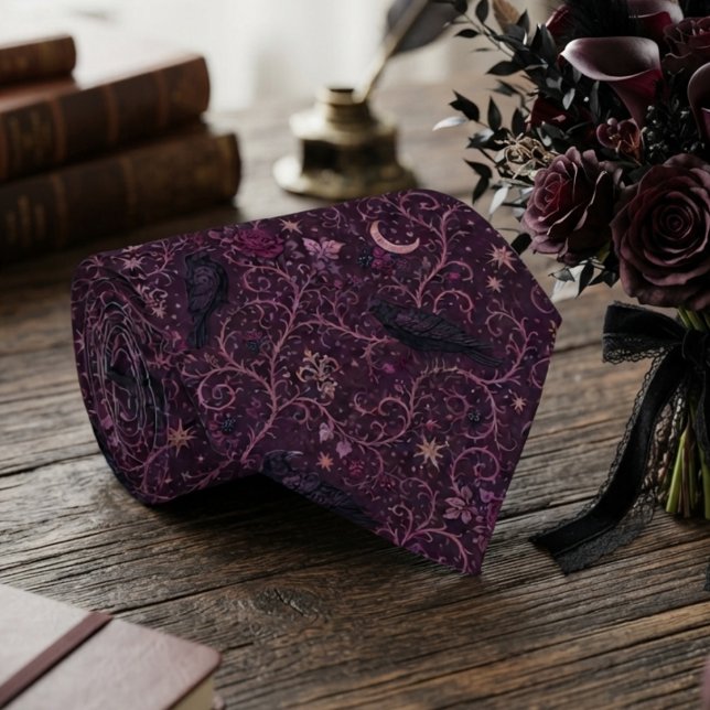 Raven Gotisk Plommon Barock Slips (Plum raven necktie for dark academia scholars attending formal autumn events)