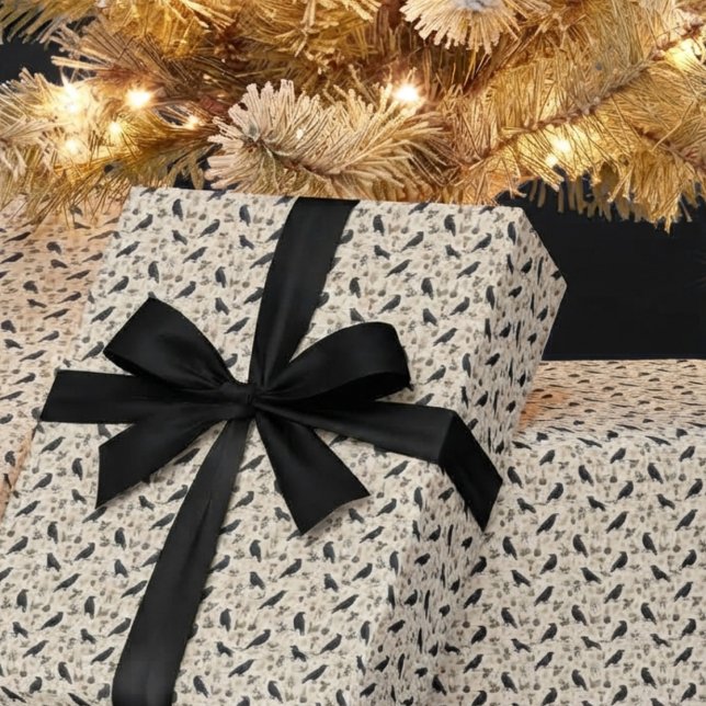 Raven Holiday Botanisk Kräm Presentpapper (Cream raven wrapping paper for nature lovers during the winter holiday season.)