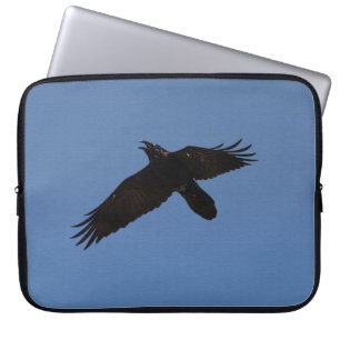 Raven som flyger i Blå himmel Art Print Laptop Fodral