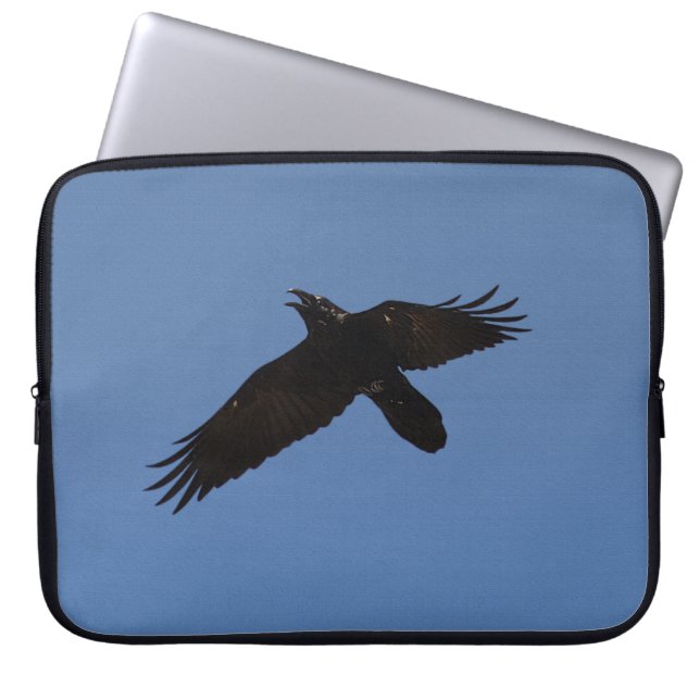 Raven som flyger i Blå himmel Art Print Laptop Fodral (Framsidan)