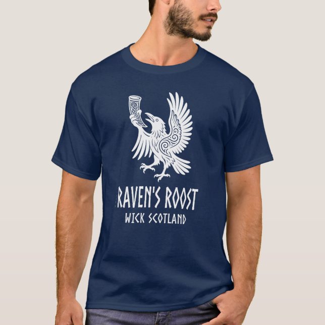 Raven's Roost Pub Wick Skottland T Shirt (Framsida)