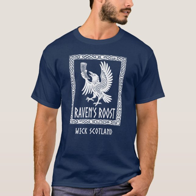 Raven's Roost Pub Wick Skottland T Shirt (Framsida)
