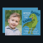 RAWRR Dinosaur Boys Kids Blue Födelsedagsfest Phot Inbjudningar<br><div class="desc">Den här roligt barns födelsedag-festinbjudan innehåller ett foto till ditt barn,  T-Rex-dinosauriillustration,  blå bakgrund och avslappnad,  stört typsnitt. Det är ett underbart val för en pojkes födelsedagsfest. Se samlingen nedan för mer samordnande artiklar! TIP: Anpassa den ytterligare genom att lägga till ett foto och/eller text på baksidan av kortet.</div>