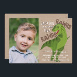 RAWRR Dinosaur Kids Neutralt Födelsedagsfest Photo Inbjudningar<br><div class="desc">Den här roligt barns födelsedag-festinbjudan innehåller ett foto till ditt barn, T-Rex-dinosauriillustration, neutraltens kraftbakgrund och avslappnad, nödlidande typsnitt. Det är ett underbart val för vilket barns födelsedagsfest som helst. Se samlingen nedan för mer samordnande artiklar! TIP: Anpassa den ytterligare genom att lägga till ett foto och/eller text på baksidan av...</div>