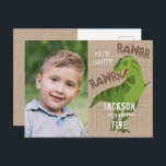 RAWRR Dinosaur Kids Neutralt Födelsedagsfest Photo Vykort<br><div class="desc">Den här roligt barns födelsedag-festinbjudan innehåller ett foto till ditt barn, T-Rex-dinosauriillustration, neutraltens kraftbakgrund och avslappnad, nödlidande typsnitt på framsidan. På baksidan av vykortet hittar du information om party och utrymmet för gästen adress. Det är ett underbart val för vilket barns födelsedagsfest som helst. Se samlingen nedan för mer samordnande...</div>