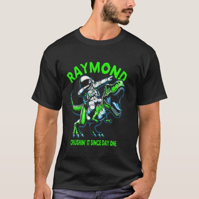 Raymond Krossar Upprepadligen Sedan Dag Ett Astron T Shirt (Framsida)