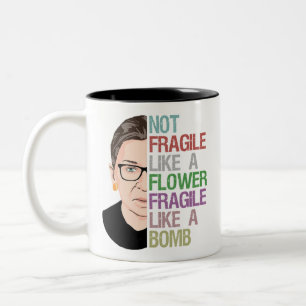 RBG Ruth Bader Ginsburg Fragile som en blomma Två-Tonad Mugg