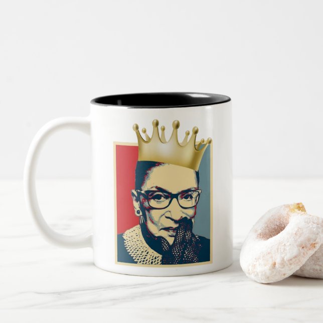 RBG (Ruth Bader Ginsburg) Två-Tonad Mugg (Med munk)