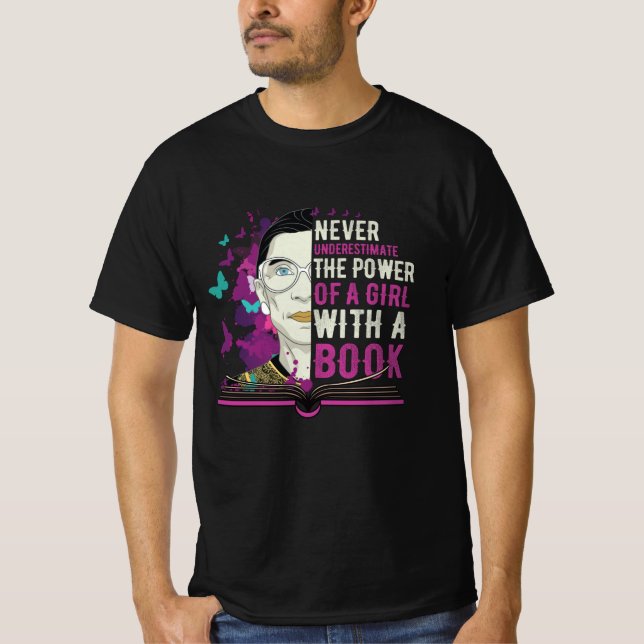 RBG underskattar aldrig flicka med Bok T Shirt (Framsida)