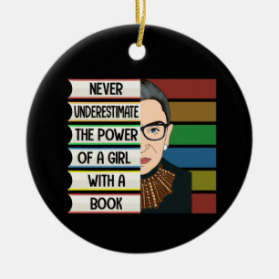 RBG underskattar aldrig kraften hos Girl Bok Gift Julgransprydnad Keramik