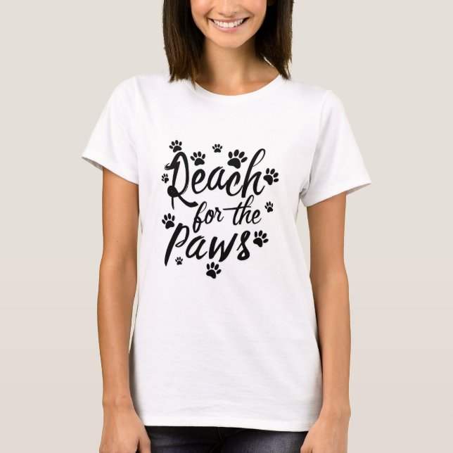 Reach For The Paws Typografi T Shirt (Framsida)
