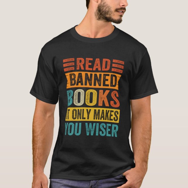 Read Banned Books It Only Makes You Wiser T Shirt (Framsida)
