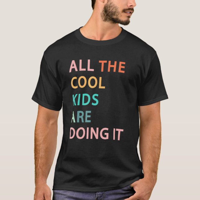 Reading All Cool Kids Are Doing It Book Nerd Readi T Shirt (Framsida)