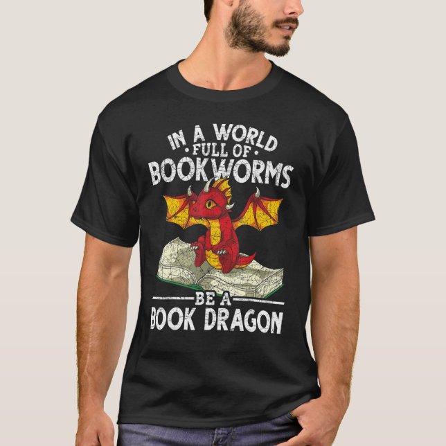 Reading In A World Full Of Bookworms Book Dragon 1 T Shirt (Framsida)