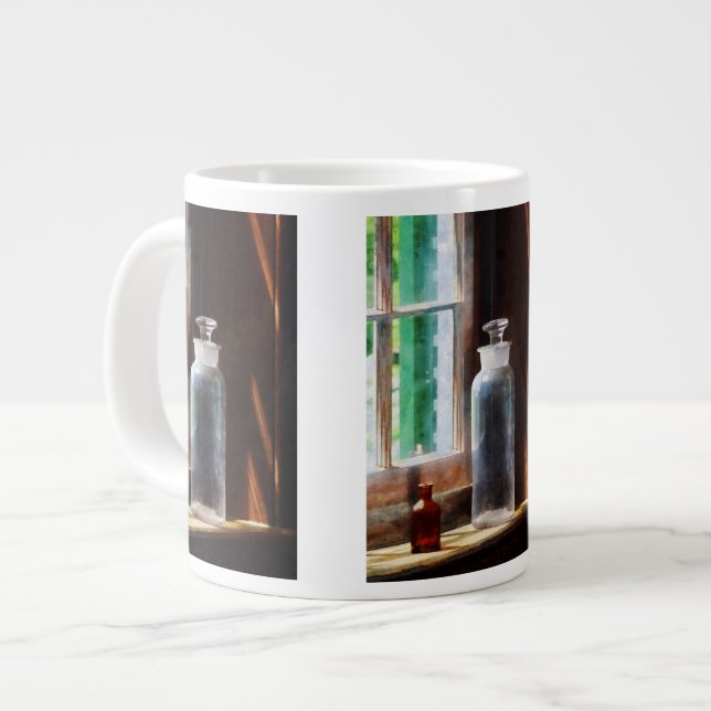 Reagens Flaska och Small Brown Flaska Jumbo Mugg (Framsida vänster)