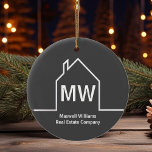 Real Gods Company Personlig Grått Realtor Julgransprydnad Keramik<br><div class="desc">Den här mörk grått personlig-prydnadsformen julprydnad är enkel och subtil med ditt monogram och det riktiga gods företaget namn i vitt. Den har en chic minimalistisk vit kontur av ett hus. Modern bonusaffär i marknadsföring.</div>