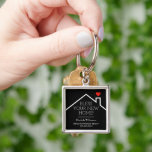 Real Gods House Heart Anpassningsbar Realtor Busin Fyrkantig Silverfärgad Nyckelring<br><div class="desc">1, 375-tumsslingan har ett rött hjärta över ett nytt hems tak, ord "Bless Your New Home!" tillsammans med ditt företag namn, mobilt nummer och agent namn. ÄNDRA BAKGRUND FÄRG till vad som helst - vi visar svart. Anpassa den här presenten från företaget marknadsföring med egen information för att gratulera köparna...</div>