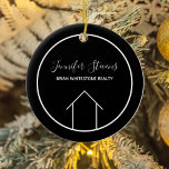 Real Gods Modern Black White Anpassningsbar House Julgransprydnad Keramik<br><div class="desc">Denna moderna julprydnad är anpassningsbar som görs med ert realbolag namn under namn vid agent i chic i typografi. Denna minimalistiska svarta och vita design har en enkel linje teckning i ett hus. Contemporary för en agent som arbetar för att hjälpa dig att köpa ett hem.</div>