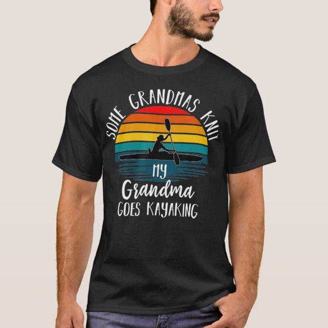 Real Grandmas My Grandma Goes Kayaking Kayak Canoe T Shirt (Framsida)