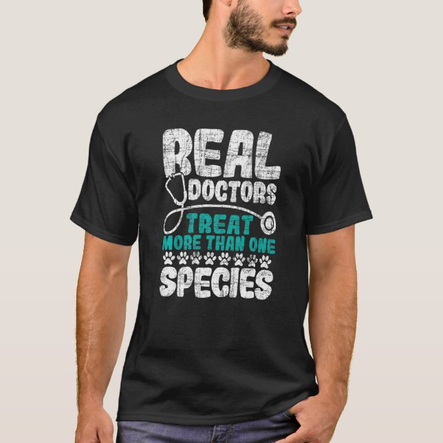 Real Läkare behandlar mer än en art Veterina T Shirt (Framsida)