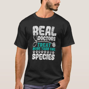 Real Läkare behandlar mer än en art Veterina T Shirt