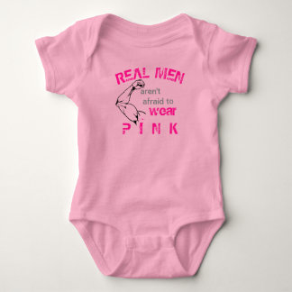 Real Manar är inte rädd för bära rosa Baby Bodykos T Shirt