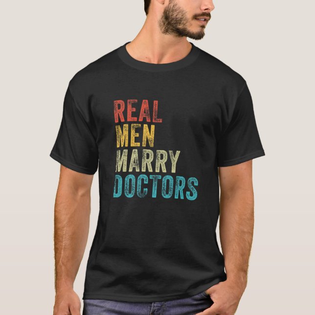 Real Manar Marry Läkare Future Make Wife Engagem T Shirt (Framsida)