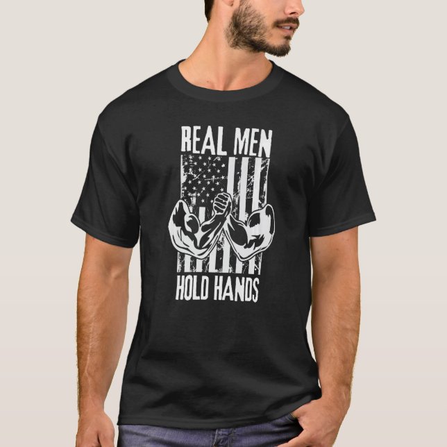 Real Men Hold Hands Usa Flag Armwrestler Funny Arm T Shirt (Framsida)