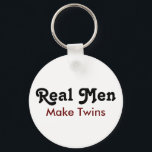 Real Men Make Twins – Funny Dad Gift Nyckelring<br><div class="desc">Double the trouble,  double the pride! This “Real Men Make Twins” design is perfect for proud twin dads who deserve a laugh and some recognition. Great for Father’s Day,  baby announcements,  or as a funny gift from mom,  friends,  or family. Show off that twin dad status with style!</div>