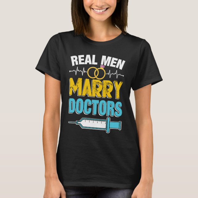 Real Men Marry Doctors Med School Medical Students T Shirt (Framsida)