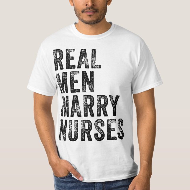 Real Men Marry Nurses Future Husband Wife Engageme T Shirt (Framsida)