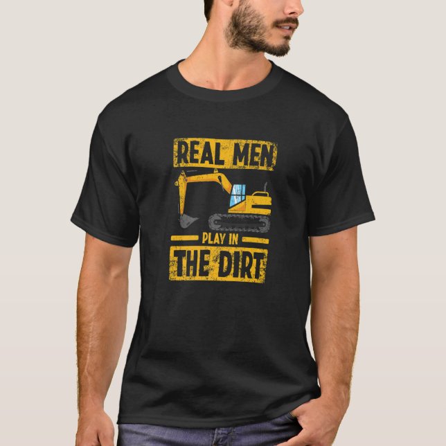 Real Men Play in the Dirt Construction Excavator O T Shirt (Framsida)