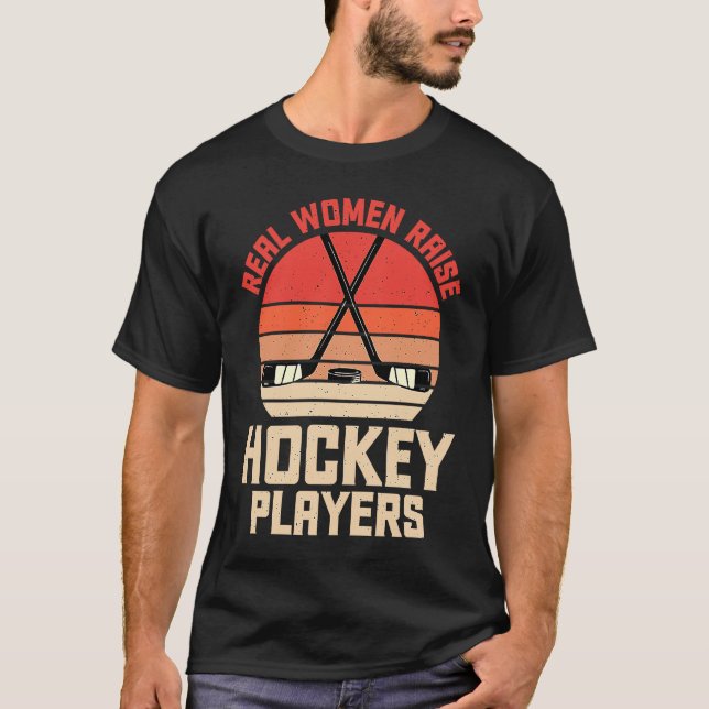 Real Women Raise Hockey Players Mother's Day Retro T Shirt (Framsida)