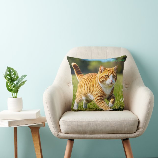 Realistisk orange tabbykatt i solig äng kudde (Stol)
