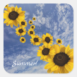 Realistiska solblommor blå himmel fluffy clouds fyrkantigt klistermärke