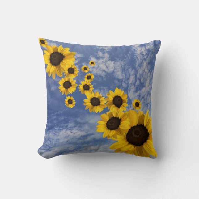 Realistiska solblommor blåser i Cornish himlar Kudde (Framsida)