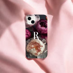 Realistiskt blommor, dekorativt monogram<br><div class="desc">Se en fantastisk vinterbukett som består av levande burgundy, och vita blommor, som ställs mot en bakgrund av mörkens nyanser. Den djupa burgundin blåser som mittstycke och utstrålar värme mitt i kylartonerna. Fintliga och vita blommor förstärker det arrangemanga och ger en mjuk kontrast. Den här buketten mot mörkens bakgrund avslöjar...</div>