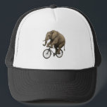 Realistiskt elefant på en bike - Lustigt djurdesig Keps<br><div class="desc">Den här unika och roliga designen har en realistisk afrikansk elefant som cyklar. Perfekt för djur älskare med en känsla av humor! Underbar för alla som njuter av surrealistisk konst som fångar öga och som slår huvuden och gnistor.</div>