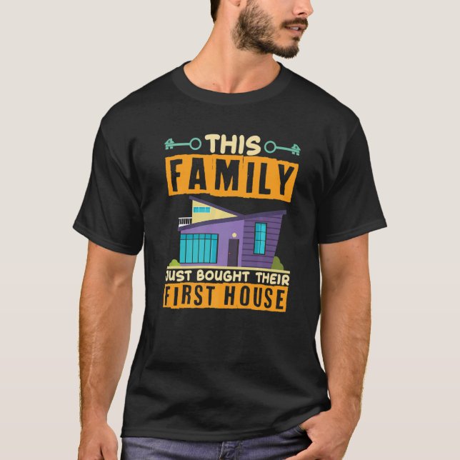 Realtor den här familjen köpte sitt första hus t shirt (Framsida)