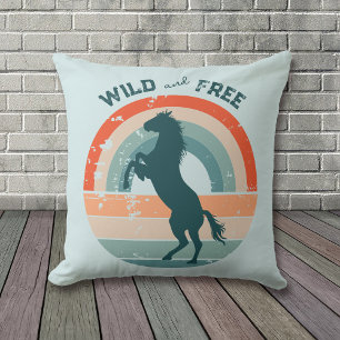 Rearing Blue Horse Retro Rainbow Vild Free Kudde